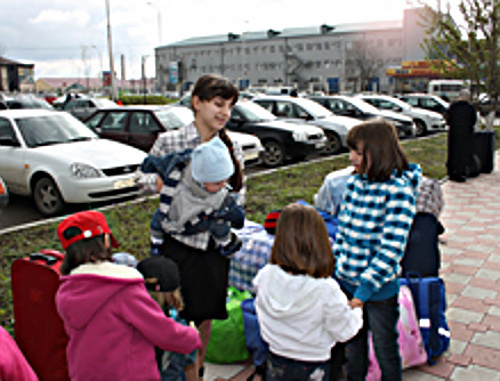 Chechen refugees-returnees from Poland to Chechnya. Photo by the Information Agency "Grozny-Inform" (www.grozny-inform.ru) Chechen refugees-returnees from Poland to Chechnya. Photo by the Information Agency "Grozny-Inform" (www.grozny-inform.ru)