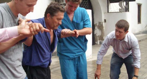 Igor Negerev released from custody and sent to hospital. Astrakhan, June 18, 2010. Courtesy of the Russian People's Democratic Union (http://nardemsoyuz.ru) Igor Negerev released from custody and sent to hospital. Astrakhan, June 18, 2010. Courtesy of the Russian People's Democratic Union (http://nardemsoyuz.ru)
