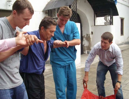 Igor Negerev released from custody and sent to hospital. Astrakhan, June 18, 2010. Courtesy of the Russian People's Democratic Union (http://nardemsoyuz.ru) Igor Negerev released from custody and sent to hospital. Astrakhan, June 18, 2010. Courtesy of the Russian People's Democratic Union (http://nardemsoyuz.ru)