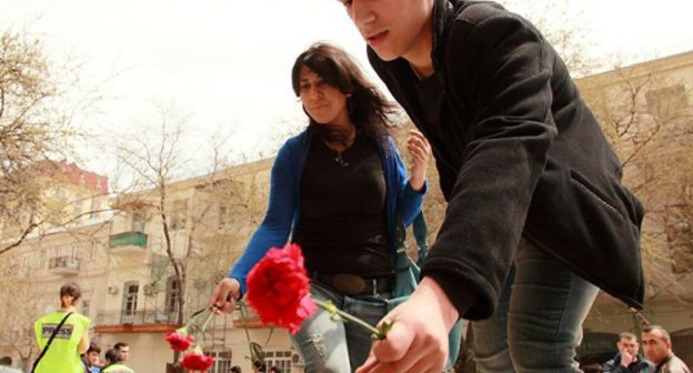 Youth laying flowers at the ASOA building in memory of massacre victims, Baku, April 30, 2011. Photo by Abbas Atilay (RFE/RL), www.azadliq.org Youth laying flowers at the ASOA building in memory of massacre victims, Baku, April 30, 2011. Photo by Abbas Atilay (RFE/RL), www.azadliq.org