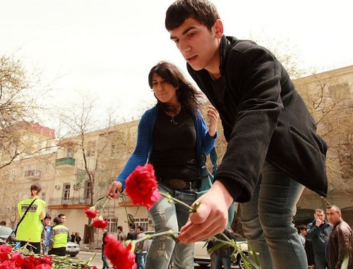 Youth laying flowers at the ASOA building in memory of massacre victims, Baku, April 30, 2011. Photo by Abbas Atilay (RFE/RL), www.azadliq.org Youth laying flowers at the ASOA building in memory of massacre victims, Baku, April 30, 2011. Photo by Abbas Atilay (RFE/RL), www.azadliq.org