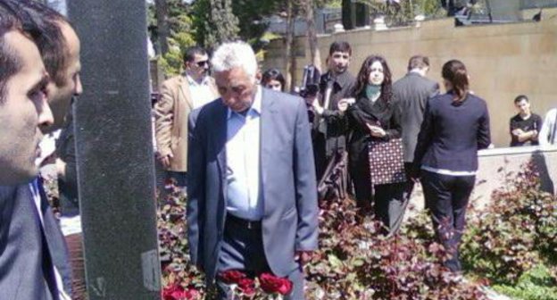 World Press Freedom Day: representatives of democratic journalism and public of Azerbaijan at Elmar Guseinov's tomb, Baku, May 3, 2011. Courtesy of the deyerler.org World Press Freedom Day: representatives of democratic journalism and public of Azerbaijan at Elmar Guseinov's tomb, Baku, May 3, 2011. Courtesy of the deyerler.org
