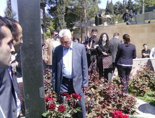 World Press Freedom Day: representatives of democratic journalism and public of Azerbaijan at Elmar Guseinov's tomb, Baku, May 3, 2011. Courtesy of the deyerler.org World Press Freedom Day: representatives of democratic journalism and public of Azerbaijan at Elmar Guseinov's tomb, Baku, May 3, 2011. Courtesy of the deyerler.org