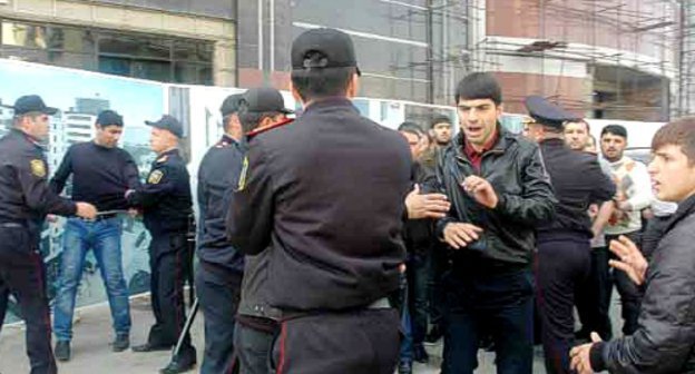Baku, May 6, 2011. Policemen trying to disperse
the believers who went out to protest action to the building of the Ministry of Education of Azerbaijan against the ban on wearing hijabs in schools. Photo by the "Caucasian Knot" Baku, May 6, 2011. Policemen trying to disperse
the believers who went out to protest action to the building of the Ministry of Education of Azerbaijan against the ban on wearing hijabs in schools. Photo by the "Caucasian Knot"