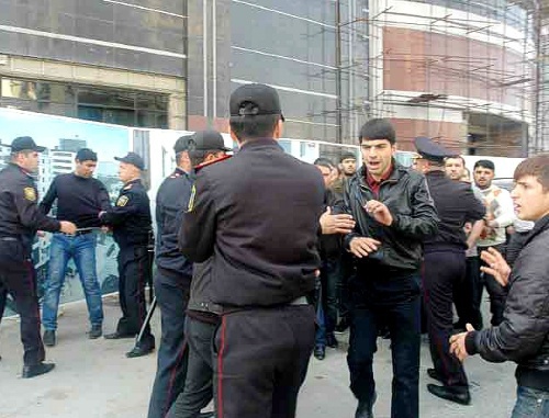 Baku, May 6, 2011. Policemen trying to disperse
the believers who went out to protest action to the building of the Ministry of Education of Azerbaijan against the ban on wearing hijabs in schools. Photo by the "Caucasian Knot" Baku, May 6, 2011. Policemen trying to disperse
the believers who went out to protest action to the building of the Ministry of Education of Azerbaijan against the ban on wearing hijabs in schools. Photo by the "Caucasian Knot"
