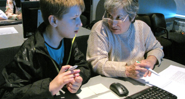 Sasha Shevelev explains the "lesson" to Maria Mikhailovna. May 6, 2011, Rostov-on-Don. Nuclear Energy Info Center. Photo by the "Caucasian Knot" Sasha Shevelev explains the "lesson" to Maria Mikhailovna. May 6, 2011, Rostov-on-Don. Nuclear Energy Info Center. Photo by the "Caucasian Knot"