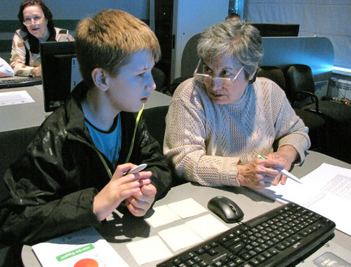 Sasha Shevelev explains the "lesson" to Maria Mikhailovna. May 6, 2011, Rostov-on-Don. Nuclear Energy Info Center. Photo by the "Caucasian Knot" Sasha Shevelev explains the "lesson" to Maria Mikhailovna. May 6, 2011, Rostov-on-Don. Nuclear Energy Info Center. Photo by the "Caucasian Knot"