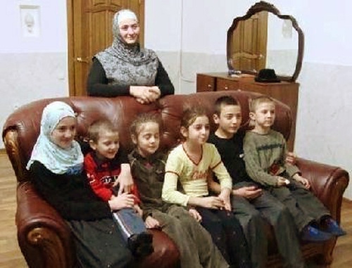 Pyatimat Hashagulgova and her children. Photo: angusht.com Pyatimat Hashagulgova and her children. Photo: angusht.com