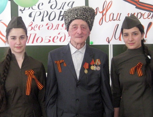 Mukharbek Khashagulgov, a WW II veteran and defender of Malgobek with pupils of School No. 5 of Ordzhonikidzevskaya, 2010. Photo by Beslan Bekov (sunja-edu.livejournal.com) Mukharbek Khashagulgov, a WW II veteran and defender of Malgobek with pupils of School No. 5 of Ordzhonikidzevskaya, 2010. Photo by Beslan Bekov (sunja-edu.livejournal.com)