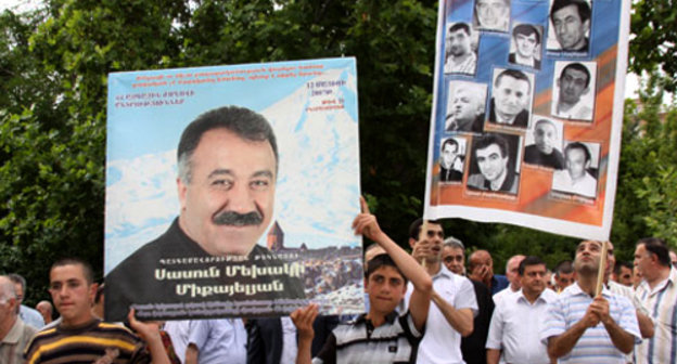 Action of the ANC rally in support of
Armenian political prisoners in Freedom Square
in Yerevan. June 18, 2010. Photo by Gagik
Shamshyan, "Armenia Today". Action of the ANC rally in support of
Armenian political prisoners in Freedom Square
in Yerevan. June 18, 2010. Photo by Gagik
Shamshyan, "Armenia Today".
