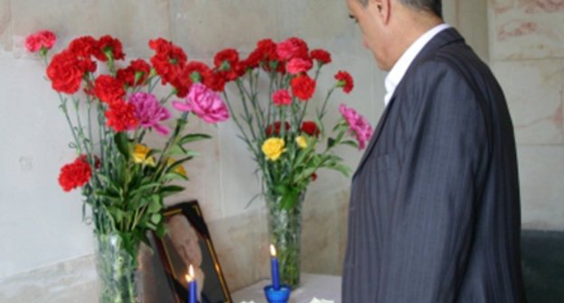 Colleagues from the North-Ossetian State
University mourn over the tragic death of
Shamil Dzhigkaeva in the foyer the building
of the Department of Ossetian philology.
Vladikavkaz, May 27, 2011. Photo: nosu.ru