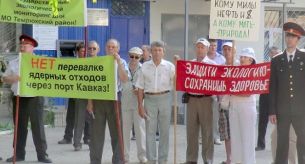 Ecological rally in defence of constitutional rights of citizens of Temryuk District to friendly environment, organized by the
Association "Revival of Taman". Temryuk, Krasnodar Territory, June 12, 2011. Photo by the "Caucasian Knot".
Ecological rally in defence of constitutional rights of citizens of Temryuk District to friendly environment, organized by the
Association "Revival of Taman". Temryuk, Krasnodar Territory, June 12, 2011. Photo by the "Caucasian Knot".