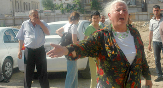 Resident of Baku protests against demolition of her house in Shamsi Badalbeili. June 13, 2011. Photo by "Turan" Information Agency Resident of Baku protests against demolition of her house in Shamsi Badalbeili. June 13, 2011. Photo by "Turan" Information Agency