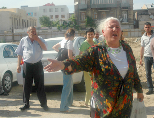 Resident of Baku protests against demolition of her house in Shamsi Badalbeili. June 13, 2011. Photo by "Turan" Information Agency Resident of Baku protests against demolition of her house in Shamsi Badalbeili. June 13, 2011. Photo by "Turan" Information Agency