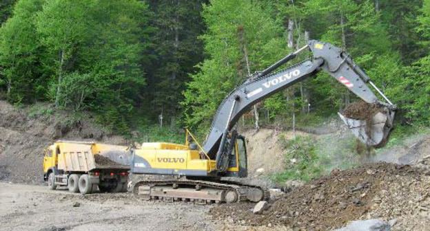 Destruction of natural landscapes at construction of Motorway Guzeripl-Lagonaki Upland, 2009. Photo by Andrei Rudomakha, Ecological Watch for Northern Caucasus (ewnc.info) Destruction of natural landscapes at construction of Motorway Guzeripl-Lagonaki Upland, 2009. Photo by Andrei Rudomakha, Ecological Watch for Northern Caucasus (ewnc.info)