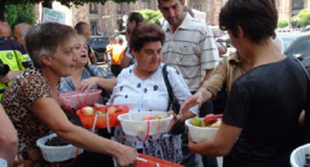 Former street traders protest near the Mayor’s office in Erevan. July 20, 2011. Photo by www.7or.am Former street traders protest near the Mayor’s office in Erevan. July 20, 2011. Photo by www.7or.am