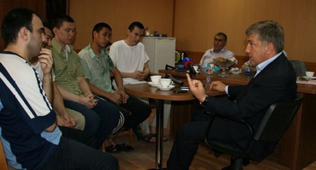 The Head of the Committee for adaptation of gunmen of Dagestan Rizvan Kurbanov (to the right) talking to the citizens of Kazakhstan in the Investigative isolation ward No 1 of Makhachkala. July, 21, 2011. Photo by "Caucasian Knot". The Head of the Committee for adaptation of gunmen of Dagestan Rizvan Kurbanov (to the right) talking to the citizens of Kazakhstan in the Investigative isolation ward No 1 of Makhachkala. July, 21, 2011. Photo by "Caucasian Knot".