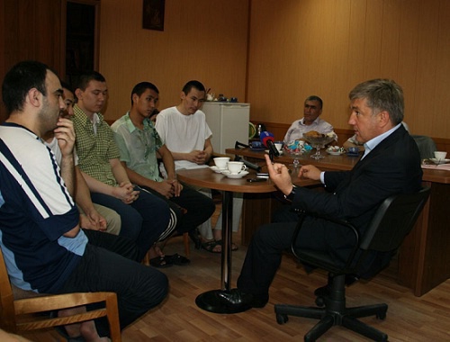 The Head of the Committee for adaptation of gunmen of Dagestan Rizvan Kurbanov (to the right) talking to the citizens of Kazakhstan in the Investigative isolation ward No 1 of Makhachkala. July, 21, 2011. Photo by "Caucasian Knot". The Head of the Committee for adaptation of gunmen of Dagestan Rizvan Kurbanov (to the right) talking to the citizens of Kazakhstan in the Investigative isolation ward No 1 of Makhachkala. July, 21, 2011. Photo by "Caucasian Knot".