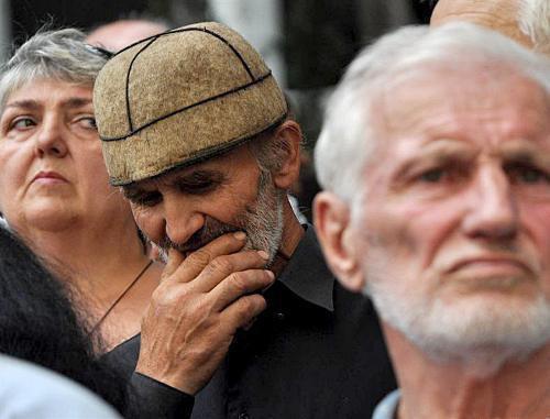 Refugees-protesters outside the building of the Georgian Parliament, Tbilisi, August 12, 2011. Photo: RFE/RL Refugees-protesters outside the building of the Georgian Parliament, Tbilisi, August 12, 2011. Photo: RFE/RL