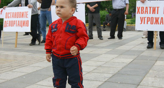 Rally of villagers from Khrakh-Uba in Makhachkala, May 23, 2011. Courtesy of the weekly "Nastoyascheye Vremya" (Present Time): http://gazeta-nv.ru Rally of villagers from Khrakh-Uba in Makhachkala, May 23, 2011. Courtesy of the weekly "Nastoyascheye Vremya" (Present Time): http://gazeta-nv.ru
