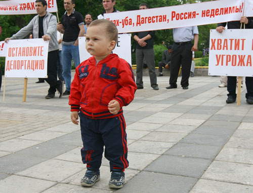 Rally of villagers from Khrakh-Uba in Makhachkala, May 23, 2011. Courtesy of the weekly "Nastoyascheye Vremya" (Present Time): http://gazeta-nv.ru Rally of villagers from Khrakh-Uba in Makhachkala, May 23, 2011. Courtesy of the weekly "Nastoyascheye Vremya" (Present Time): http://gazeta-nv.ru