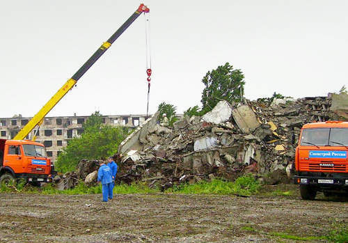 Workers and special machinery of the State Unitary Enterprise (SUE) "Spetsstroy" at work, Grozny, Chechnya, 2007. Photo: spetsstroy.ru Workers and special machinery of the State Unitary Enterprise (SUE) "Spetsstroy" at work, Grozny, Chechnya, 2007. Photo: spetsstroy.ru