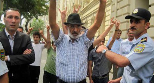 Activists of the World Congress of Azerbaijanis hold protest rally in front of Iranian Embassy in Baku. September 8, 2011. Photo by IA "Turan" Activists of the World Congress of Azerbaijanis hold protest rally in front of Iranian Embassy in Baku. September 8, 2011. Photo by IA "Turan"