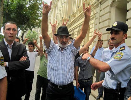 Activists of the World Congress of Azerbaijanis hold protest rally in front of Iranian Embassy in Baku. September 8, 2011. Photo by IA "Turan" Activists of the World Congress of Azerbaijanis hold protest rally in front of Iranian Embassy in Baku. September 8, 2011. Photo by IA "Turan"