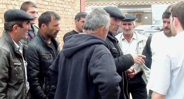 Natives of Dagestan living in the village of Novy Yankul at their meeting with lawyer Abdullah Sarsakov, Andropov District of Stavropol Territory, May 11, 2011. Photo from Mr Sarsakov's blog (http://www.mp2011.ru/user/578/post/474) Natives of Dagestan living in the village of Novy Yankul at their meeting with lawyer Abdullah Sarsakov, Andropov District of Stavropol Territory, May 11, 2011. Photo from Mr Sarsakov's blog (http://www.mp2011.ru/user/578/post/474)