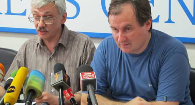 Members of the Human Rights Society "Memorial" Oleg Orlov and Alexander Cherkasov at the press conference "First results of independent inquiry into Estemirova's murder" at the Independent Press Center, Moscow, July 14, 2011. Photo by Elena Sannikova (Elena-n-s.livejournal.com) Members of the Human Rights Society "Memorial" Oleg Orlov and Alexander Cherkasov at the press conference "First results of independent inquiry into Estemirova's murder" at the Independent Press Center, Moscow, July 14, 2011. Photo by Elena Sannikova (Elena-n-s.livejournal.com)