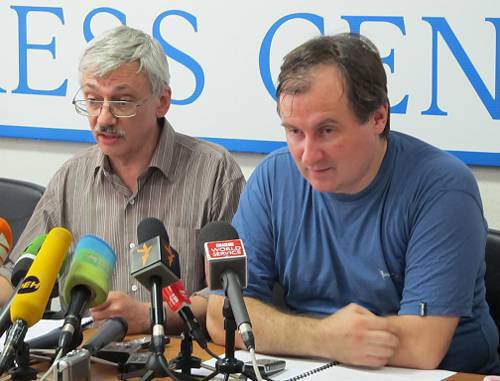 Members of the Human Rights Society "Memorial" Oleg Orlov and Alexander Cherkasov at the press conference "First results of independent inquiry into Estemirova's murder" at the Independent Press Center, Moscow, July 14, 2011. Photo by Elena Sannikova (Elena-n-s.livejournal.com) Members of the Human Rights Society "Memorial" Oleg Orlov and Alexander Cherkasov at the press conference "First results of independent inquiry into Estemirova's murder" at the Independent Press Center, Moscow, July 14, 2011. Photo by Elena Sannikova (Elena-n-s.livejournal.com)