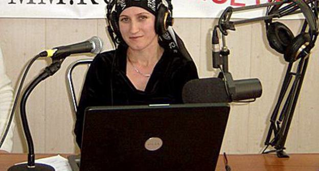 Lawyer Sapiyat Magomedova at Radio "Echo Moskvy-Makhachkala" tells about the progress in investigating her beating, January 12, 2011. Photo: zakir05.livejournal.com Lawyer Sapiyat Magomedova at Radio "Echo Moskvy-Makhachkala" tells about the progress in investigating her beating, January 12, 2011. Photo: zakir05.livejournal.com
