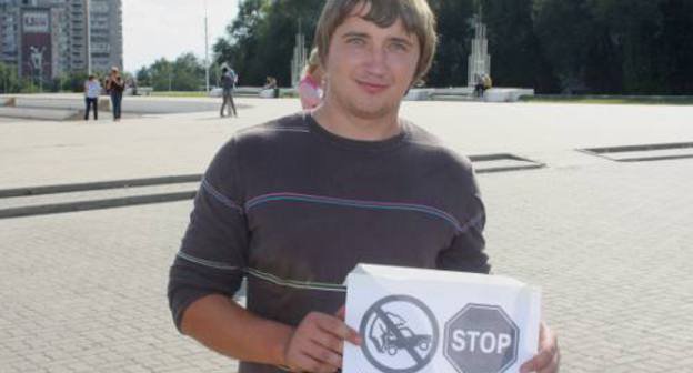 Protester against high gasoline prices, Rostov-on-Don, September 24, 2011. Photo by Olesya Dianova for the "Caucasian Knot" Protester against high gasoline prices, Rostov-on-Don, September 24, 2011. Photo by Olesya Dianova for the "Caucasian Knot"