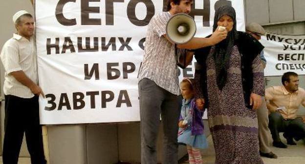 Participants of the rally demanding to release the residents of the Kizlyar District Omar Omarov, Murad Gasanov and Ruslan Gadjimagomedov, detained as suspected militants' helpers, Dagestan, Makhachkala, August 26, 2011. Photo by Akhmed Magomedov for the "Caucasian Knot" Participants of the rally demanding to release the residents of the Kizlyar District Omar Omarov, Murad Gasanov and Ruslan Gadjimagomedov, detained as suspected militants' helpers, Dagestan, Makhachkala, August 26, 2011. Photo by Akhmed Magomedov for the "Caucasian Knot"