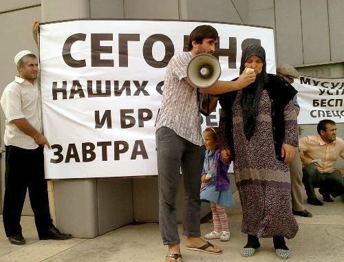 Participants of the rally demanding to release the residents of the Kizlyar District Omar Omarov, Murad Gasanov and Ruslan Gadjimagomedov, detained as suspected militants' helpers, Dagestan, Makhachkala, August 26, 2011. Photo by Akhmed Magomedov for the "Caucasian Knot" Participants of the rally demanding to release the residents of the Kizlyar District Omar Omarov, Murad Gasanov and Ruslan Gadjimagomedov, detained as suspected militants' helpers, Dagestan, Makhachkala, August 26, 2011. Photo by Akhmed Magomedov for the "Caucasian Knot"