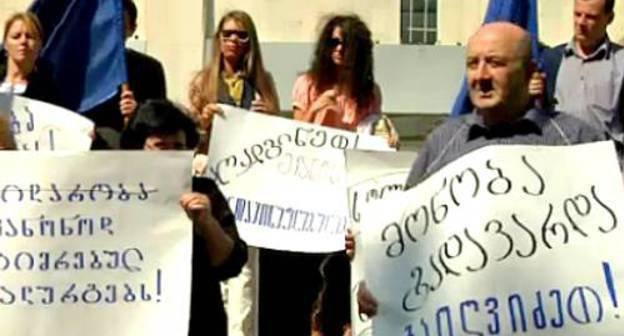 Protest action in support of workers of the Kutaisi "Hercules" Steel Works at the building of the Ministry of Economy in Tbilisi, September 26, 2011. Still from video footage of the PIC TV Channel (www.pik.tv) Protest action in support of workers of the Kutaisi "Hercules" Steel Works at the building of the Ministry of Economy in Tbilisi, September 26, 2011. Still from video footage of the PIC TV Channel (www.pik.tv)