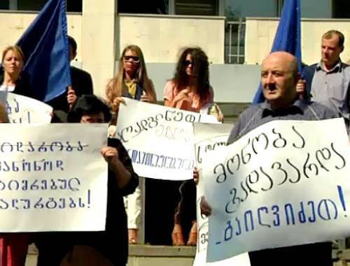 Protest action in support of workers of the Kutaisi "Hercules" Steel Works at the building of the Ministry of Economy in Tbilisi, September 26, 2011. Still from video footage of the PIC TV Channel (www.pik.tv) Protest action in support of workers of the Kutaisi "Hercules" Steel Works at the building of the Ministry of Economy in Tbilisi, September 26, 2011. Still from video footage of the PIC TV Channel (www.pik.tv)