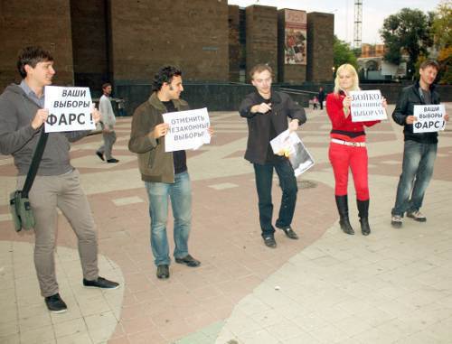 Rostov-on-Don, October 10, 2011. Picket of opposition movements of the Rostov Region for cancellation of December 4 parliamentary elections. Photo by Alina Ponyatovskaya for the "Caucasian Knot" Rostov-on-Don, October 10, 2011. Picket of opposition movements of the Rostov Region for cancellation of December 4 parliamentary elections. Photo by Alina Ponyatovskaya for the "Caucasian Knot"