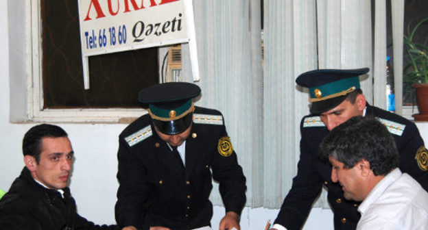 Policemen sequestrate the property of the editorial office of the "Khural" newspaper, Baku, Azerbaijan, October 19, 2011. Photo by the Institute for Reporters' Freedom and Safety (www.irfs.az) Policemen sequestrate the property of the editorial office of the "Khural" newspaper, Baku, Azerbaijan, October 19, 2011. Photo by the Institute for Reporters' Freedom and Safety (www.irfs.az)