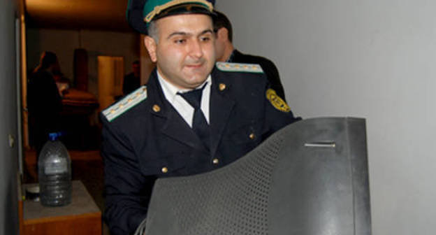 Azerbaijan, Baku, October 19, 2011, policemen confiscate property of the newspaper "Khural". Photo: Institute for Reporters' Freedom and Safety, www.irfs.az
Azerbaijan, Baku, October 19, 2011, policemen confiscate property of the newspaper "Khural". Photo: Institute for Reporters' Freedom and Safety, www.irfs.az