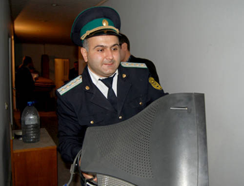 Azerbaijan, Baku, October 19, 2011, policemen confiscate property of the newspaper "Khural". Photo: Institute for Reporters' Freedom and Safety, www.irfs.az
Azerbaijan, Baku, October 19, 2011, policemen confiscate property of the newspaper "Khural". Photo: Institute for Reporters' Freedom and Safety, www.irfs.az