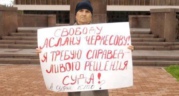 A solo picket in defense of Aslan Cherkesov. Kabardino-Balkaria, Nalchik, October 21, 2011. Photo by Elena Khrustalyova for the "Caucasian Knot" A solo picket in defense of Aslan Cherkesov. Kabardino-Balkaria, Nalchik, October 21, 2011. Photo by Elena Khrustalyova for the "Caucasian Knot"