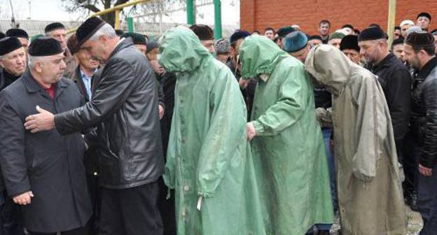 Reconciliation of blood feudists in the village of Aldy, Zavodskoy District of the Chechen Republic. April 23, 2011. Photo by the press service of the Spiritual Administration of Muslims of the Chechen Republic, http://dumm.ru Reconciliation of blood feudists in the village of Aldy, Zavodskoy District of the Chechen Republic. April 23, 2011. Photo by the press service of the Spiritual Administration of Muslims of the Chechen Republic, http://dumm.ru