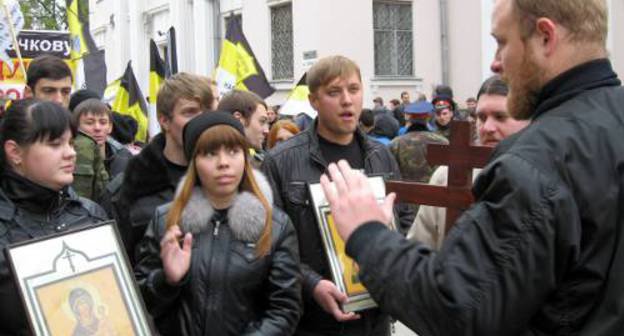 Volgograd, November 4, 2011: participants of the "Russian March" with Orthodox icons and crosses in their hands. Photo by Vyacheslav Yaschenko for the "Caucasian Knot"
Volgograd, November 4, 2011: participants of the "Russian March" with Orthodox icons and crosses in their hands. Photo by Vyacheslav Yaschenko for the "Caucasian Knot"