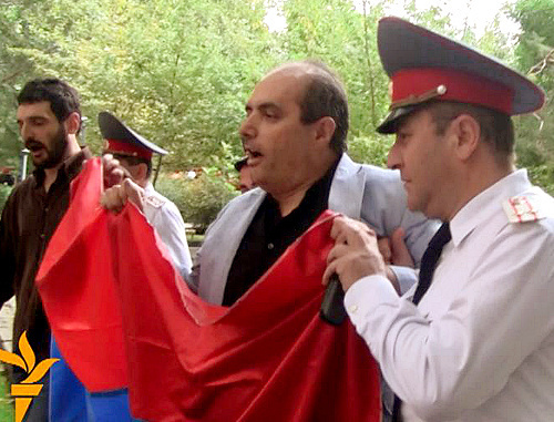 Armenia, Yerevan, September 21, 2011, Deputy Head of the Central Police Department is convoying Levon Barsegyan to the police car. Courtesy of azatutyun.am (RFE/RL) Armenia, Yerevan, September 21, 2011, Deputy Head of the Central Police Department is convoying Levon Barsegyan to the police car. Courtesy of azatutyun.am (RFE/RL)