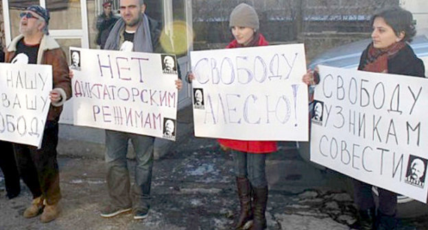 Action in support of convicted chairman of the Human Rights Center "Viasna" (Spring) Ales Bialiatski at the building of the Belarusian Embassy in Yerevan, November 25, 2011. Photo by Armine Martirosyan for the ""Caucasian Knot" Action in support of convicted chairman of the Human Rights Center "Viasna" (Spring) Ales Bialiatski at the building of the Belarusian Embassy in Yerevan, November 25, 2011. Photo by Armine Martirosyan for the ""Caucasian Knot"