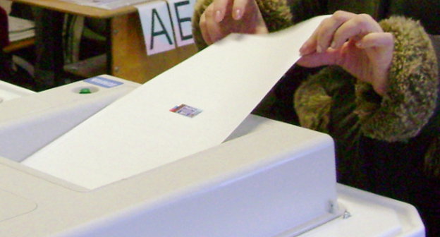 Voter inputs his filled-in ballot into the KAOIB (computer for processing ballot papers). Photo by Oleg Chaly for the "Caucasian Knot"

 