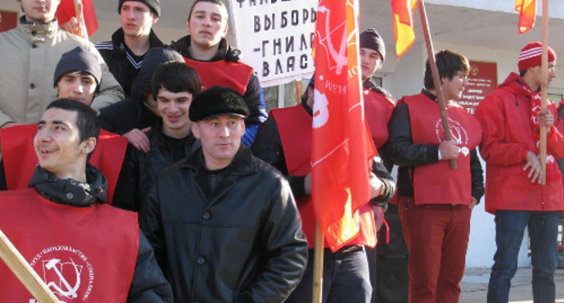 Communists of Dagestan at the protest action against election outcomes; Makhachkala, December 6, 2011. Photo by Timur Isaev for the "Caucasian Knot" Communists of Dagestan at the protest action against election outcomes; Makhachkala, December 6, 2011. Photo by Timur Isaev for the "Caucasian Knot"