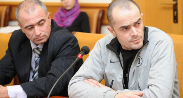 Zaur Makhmudov (right) at the sitting of the City Adaptation Commission, Makhachkala, Dagestan, December 7, 2011. Photo by Timur Isaev for the "Caucasian Knot" Zaur Makhmudov (right) at the sitting of the City Adaptation Commission, Makhachkala, Dagestan, December 7, 2011. Photo by Timur Isaev for the "Caucasian Knot"