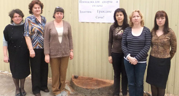 Picket of the teachers from the Centre for Creative Development and Humanitarian Education in Krasnoarmeyskaya Street in Sochi, April 9, 2012. Photo by Svetlana Kravchenko for the "Caucasian Knot" Picket of the teachers from the Centre for Creative Development and Humanitarian Education in Krasnoarmeyskaya Street in Sochi, April 9, 2012. Photo by Svetlana Kravchenko for the "Caucasian Knot"